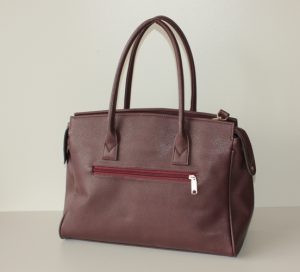 Размер: Длина: 39 см Высота: 25,5 см Ширина по дну: 12 см Способ закрывания: застежка на молнию Внутренние карманы: один открытый карман и один карман на молнии Ручки: регулируемый плечевой ремень, короткая ручка. Цена: 3800 рублей